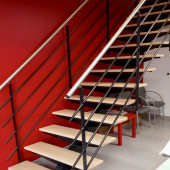 Escalier en acier thermolaqué avec marches bois et main courante inox brossé